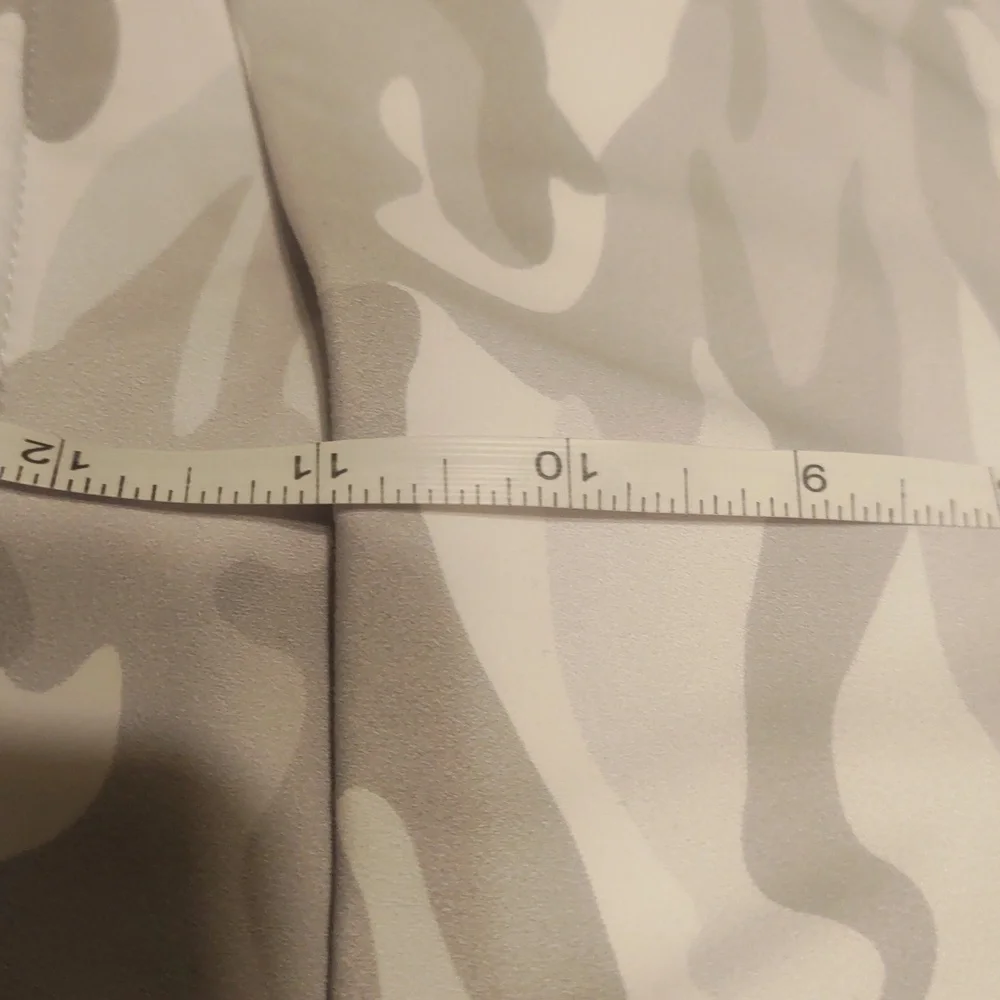 Like New! Athletic Leggings Grey/White Camo Size Large - Picture 15 of 16